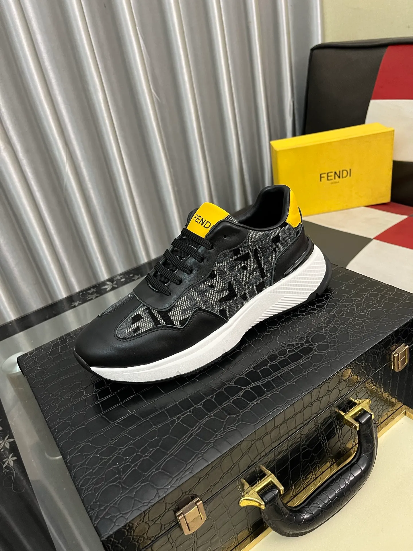 Men's Men's Shoes💰458⌚️⌚️[Fendi] Fendi's latest casual shoes for men! Available at counters simultaneously! A one-to-one replica of the original. Made entirely of imported top-grain calfskin, the interior is made of top-grain water-dyed cowhide, and the original factory-supplied rubber outsole. Leading new fashion concepts. Matching code: 38-443️⃣Colors available